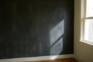 Façade contemporaine peinte en gris anthracite mat, finition lisse et lignes épurées