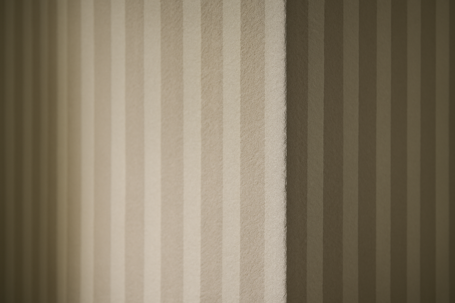 Papier peint à rayures fines beige et blanc, texture intissée, ambiance chambre élégante