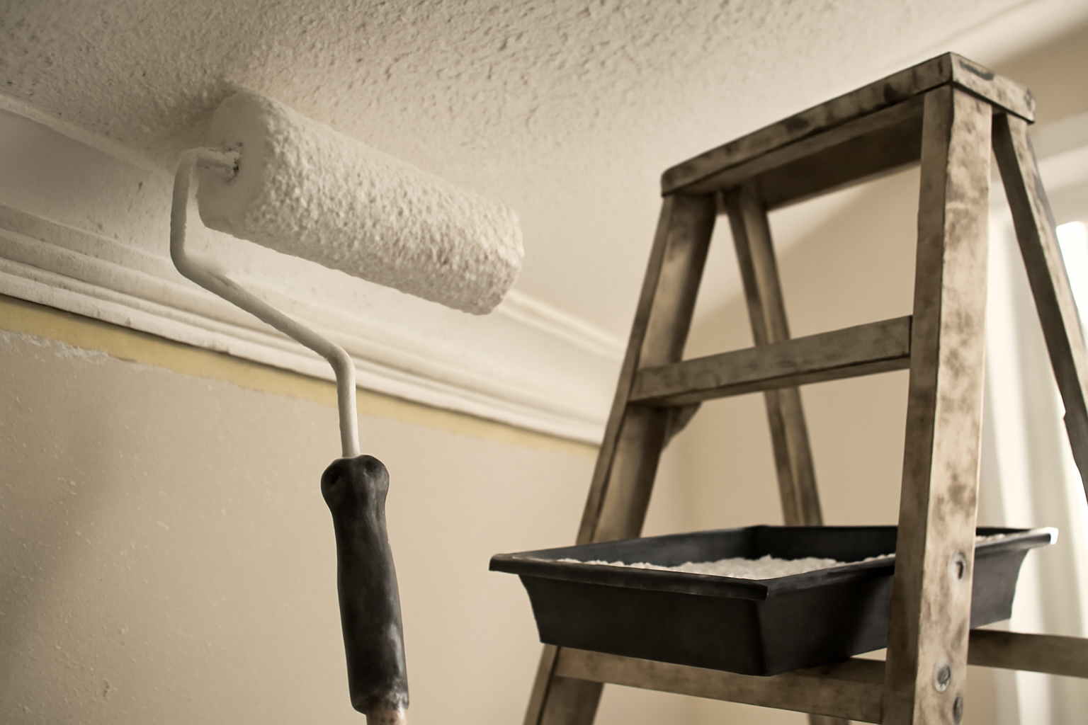 Application au rouleau d'une peinture pour plafond dans une salle de séjour, protection des meubles et préparation des bords