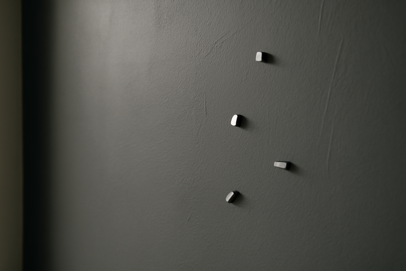 Gros plan rouleau appliquant peinture magnétique sur cloison blanche pour créer un tableau aimanté DIY