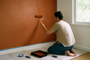 Mur terracotta contemporain en briques de terre cuite, texture chaude et design intérieur moderne