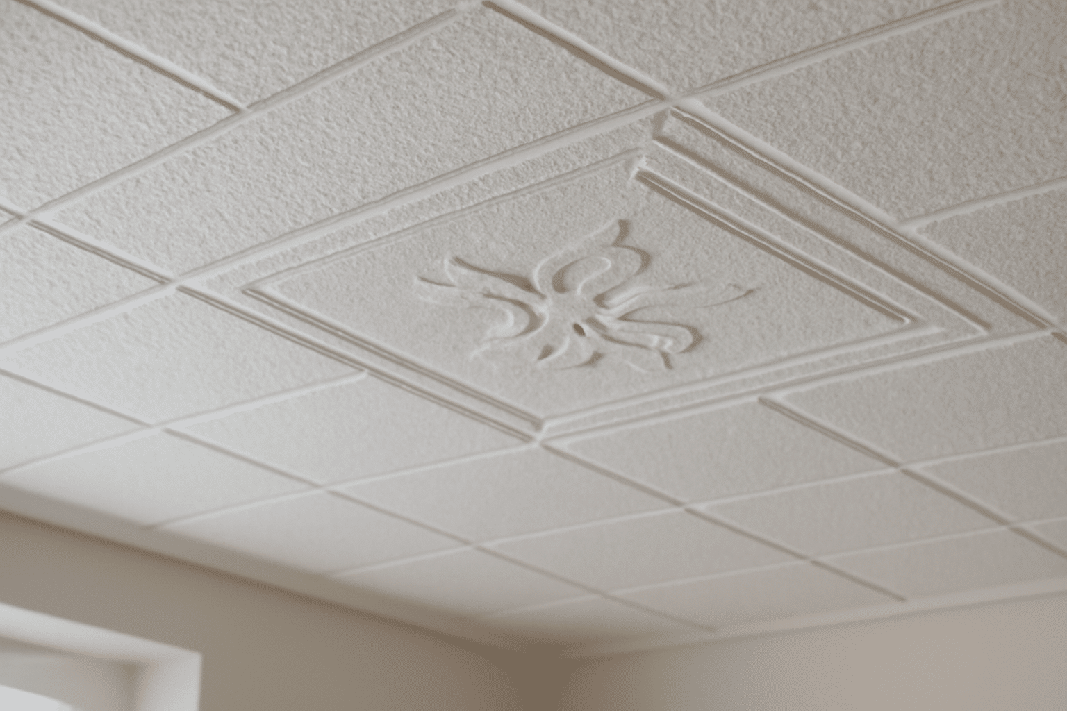 Plaque pour plafond polystyrène, finition lisse, isolation thermique et pose rapide